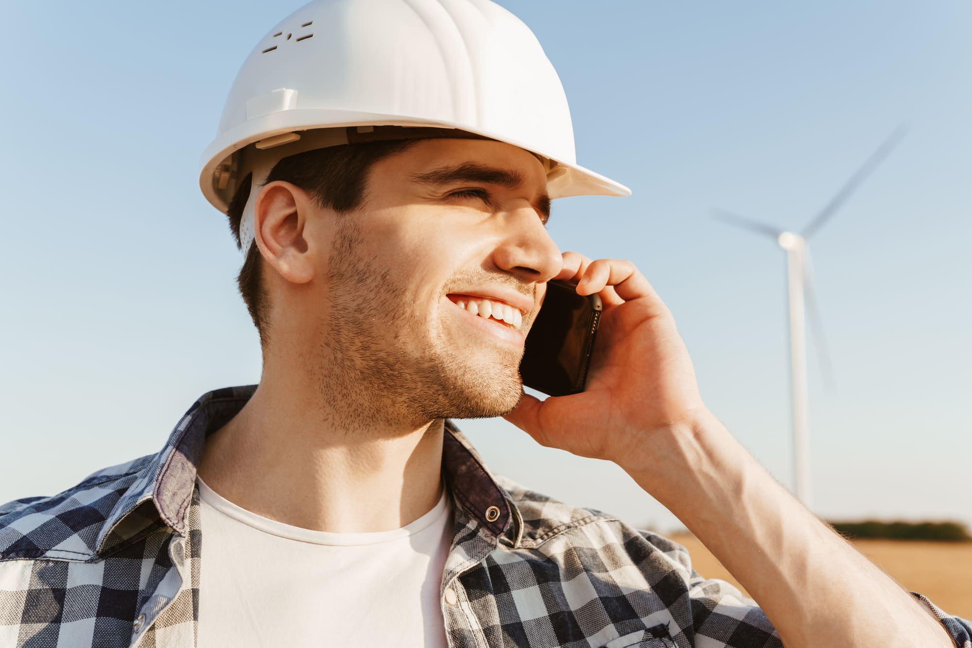 Treballador d'empresa d'enginyeria forestal a Lleida parlant per telèfon.